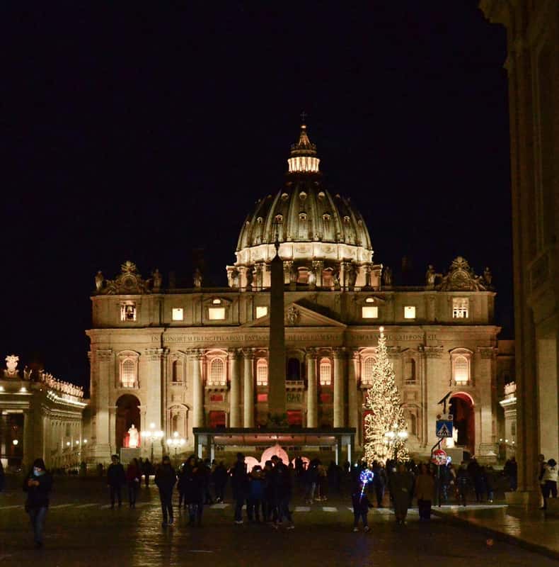 Weihnachtsbaum und beleuchteter Petersdom